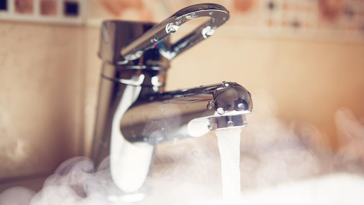 robinet d'eau chaude pour vaporiser le pénis avant de l'agrandir avec du soda